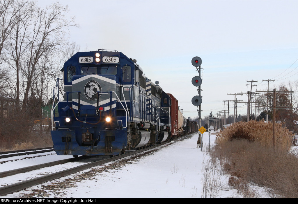 The old PM searchlight signals still stand guard as LSRC's Z127 makes its way south